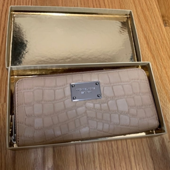 Michael Kors Wallet - Picture 2 of 4